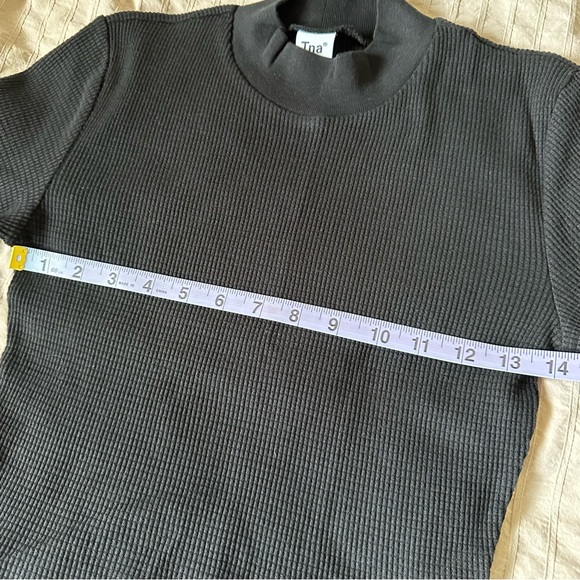 TNA (Aritzia) Waffle mock neck cropped long sleeve - Picture 4 of 6